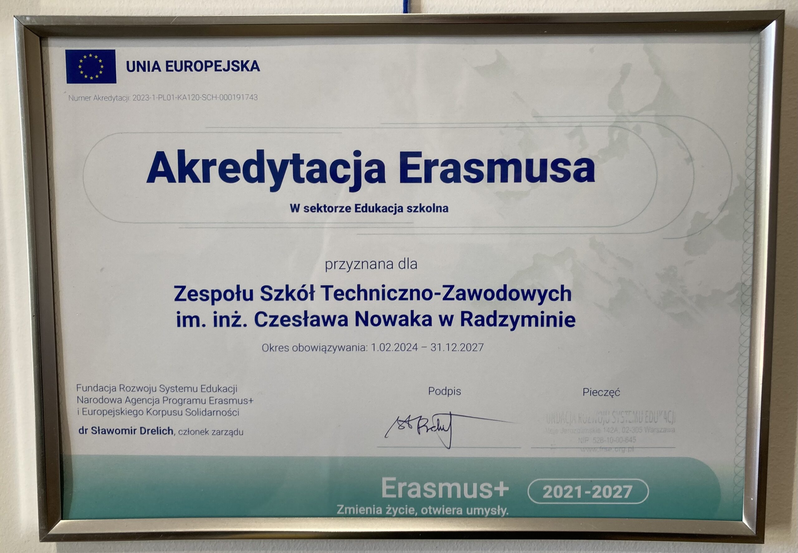 Dyplom-akredytacji-erasmus-edukacja-szkolna